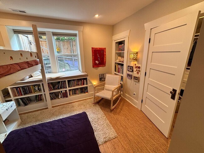 Building Photo - 4Bd/2.75Ba Seattle Home
