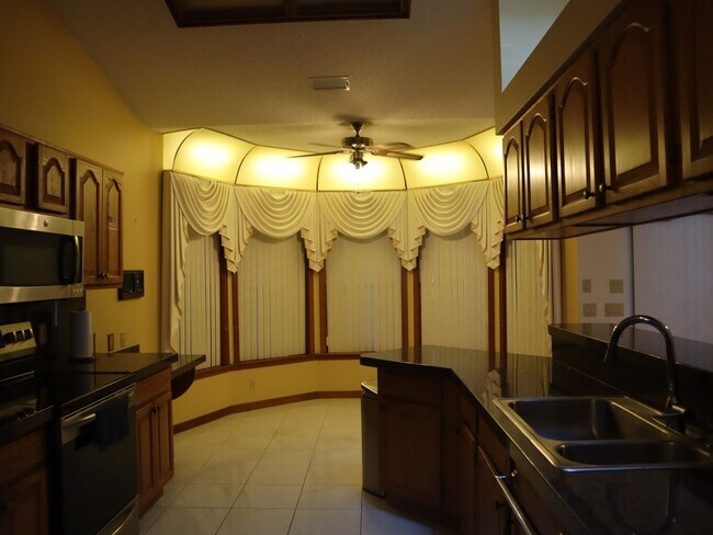 Building Photo - Beautiful Brick Home in Crystal Lakes Estate Call Carole Arcaro 386-216-4900 Deltona Lakes Realty