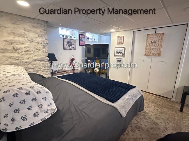 Building Photo - Linden Hills Upper Level Duplex, Sunroom, In Unit Laundry, Dishwasher