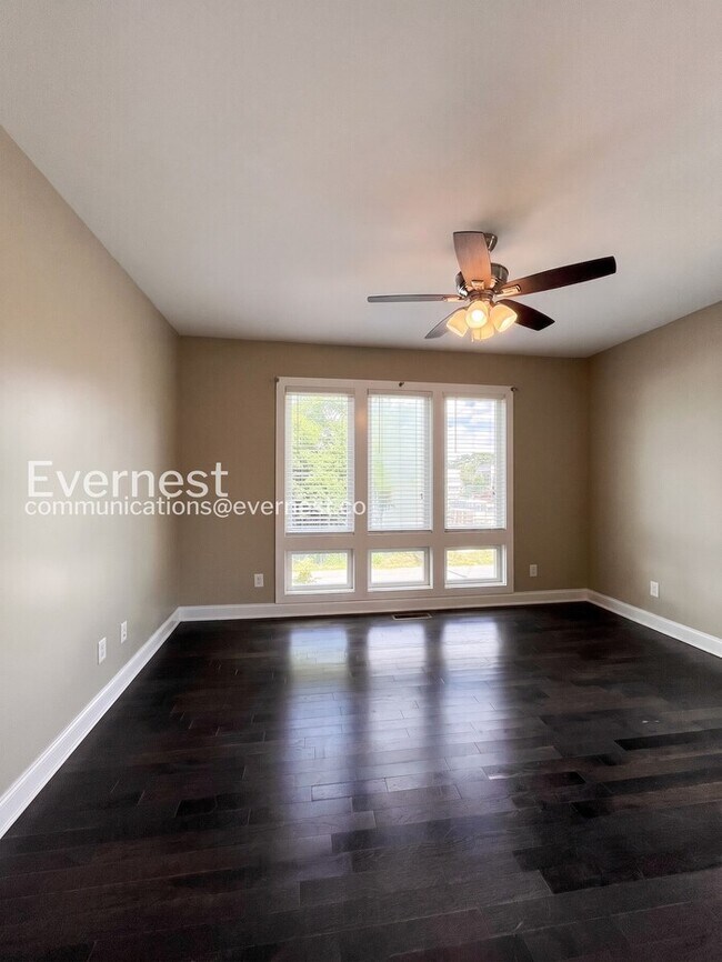 Building Photo - Spacious 3-Bed/3.5 Bath Townhome/ Available Now!
