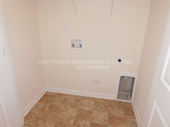 Building Photo - 415 Hidden Brook Ln