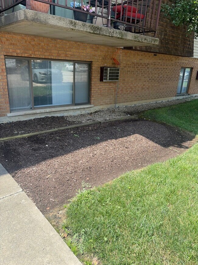 Building Photo - 2 bed 1.5 bath