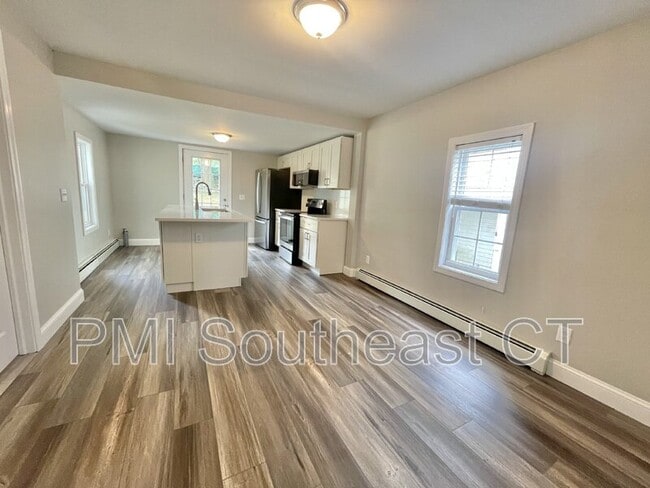 Building Photo - 253 Yantic St