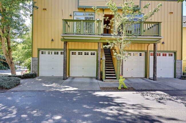 Building Photo - August Rent 50% Off  - Courtyards Condominium unit in Town