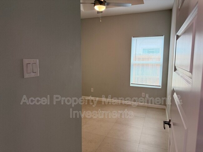 Building Photo - 816 N Abbey Ave