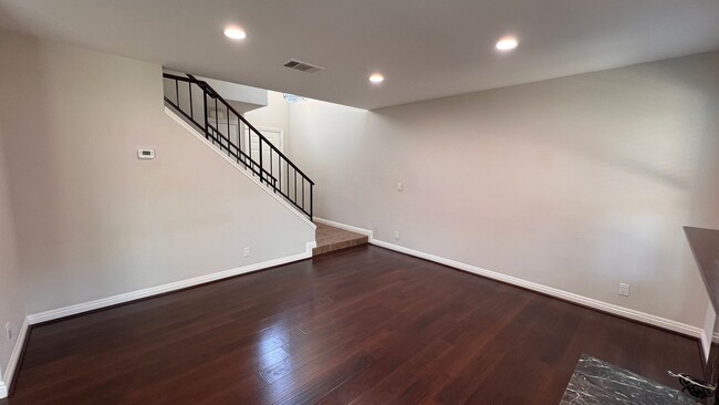 Building Photo - 3-bedroom, 2.5-bath Hampton Court Home Nea...