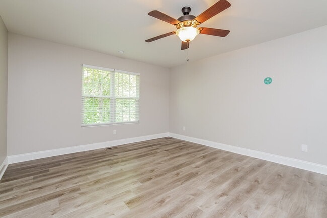 Building Photo - 145 Lynn Dr