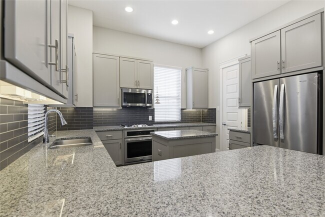 Building Photo - 819 Algona Ave