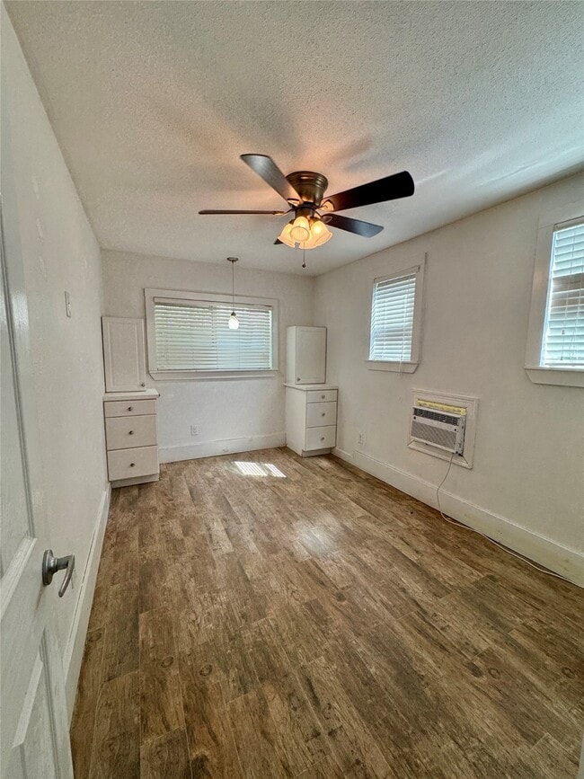 Building Photo - 814 1/2 W 21st St