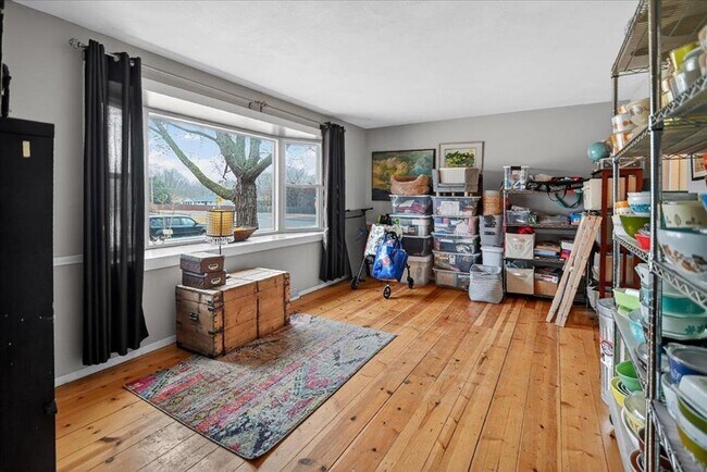 Building Photo - 5216-5218 Shorecrest Dr