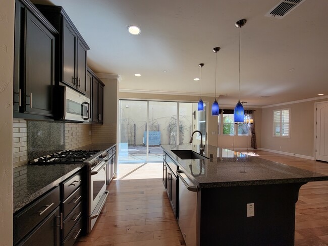 Building Photo - 1609 Bonanza Ln