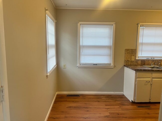 Building Photo - 4 Bedroom 1 bathroom with basement located east Wichita