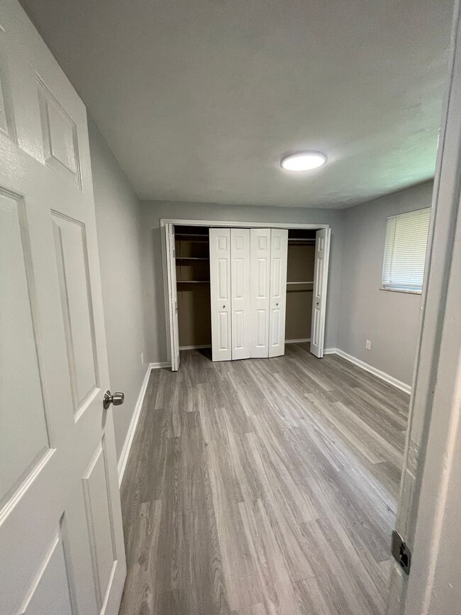 Building Photo - Freshly Renovated 3 Bedroom Ranch with Mod...