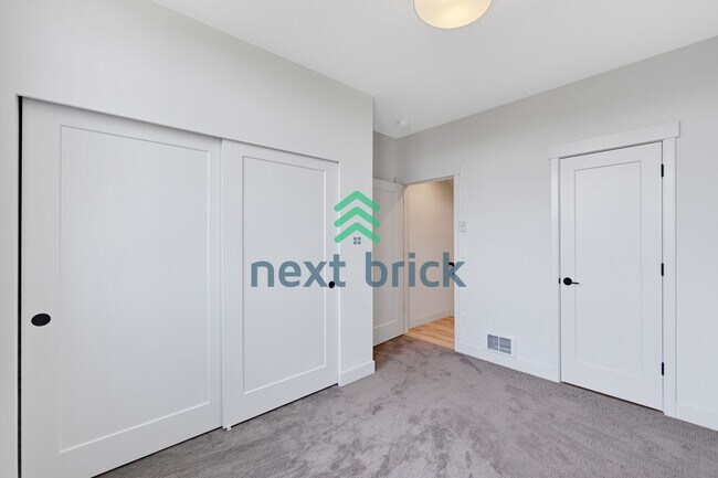 Building Photo - "Charming 3-Bedroom Townhouse Oasis in Heart of Seattle – Spacious 1460 Sq Ft with 2 Full Baths!"