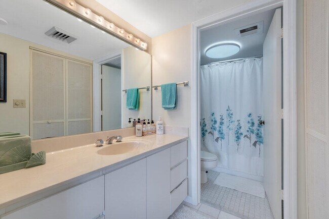 Building Photo - 9550 S Ocean Dr