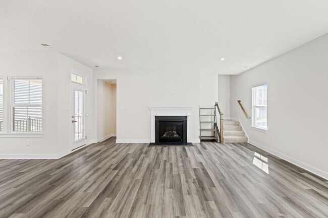 Building Photo - Beautiful 5 Bedroom Home with Attached In-...