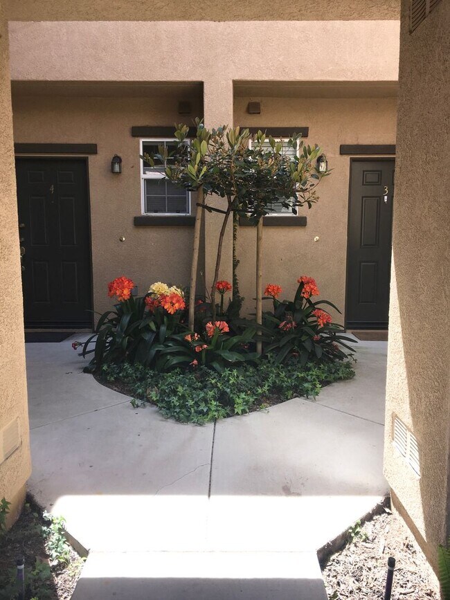Building Photo - Spacious Three Bedroom Townhouse with Atta...
