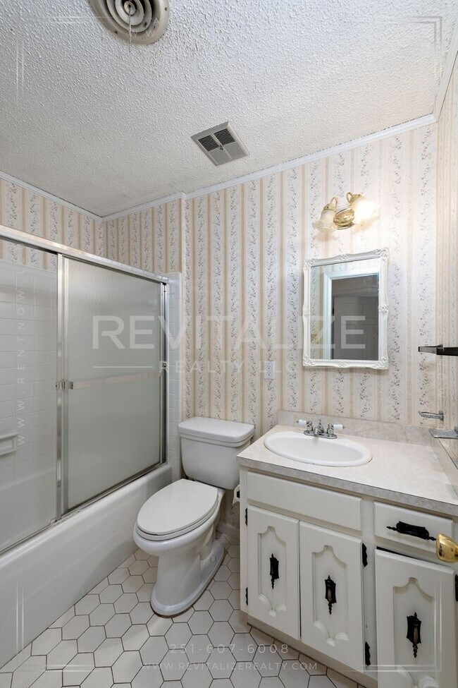 Building Photo - Beautifully Preserved 4 Bd / 3 Ba Vintage ...