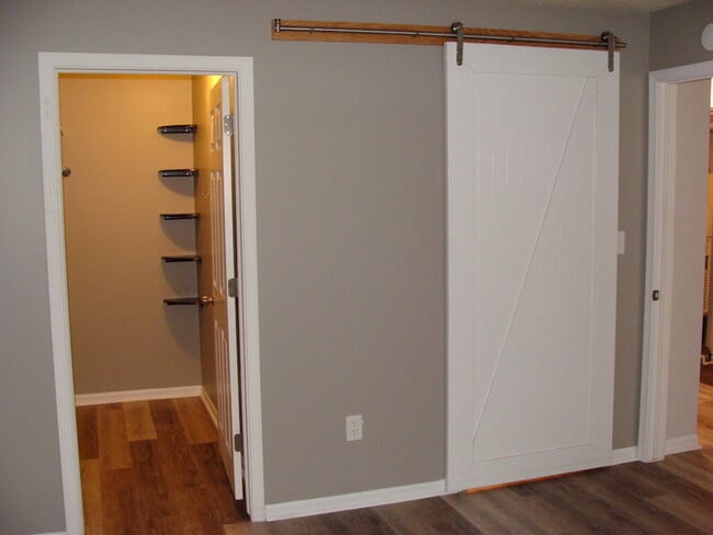 Building Photo - Two Bedroom Updated Windcrest Condo