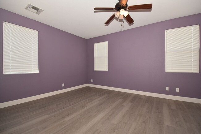 Building Photo - Spacious 2 Bed 2 Bath with Attached Car Ga...