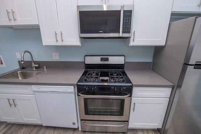 Building Photo - !!!!!Beautiful, Cozy Renovate Studio Apartment!!!!!
