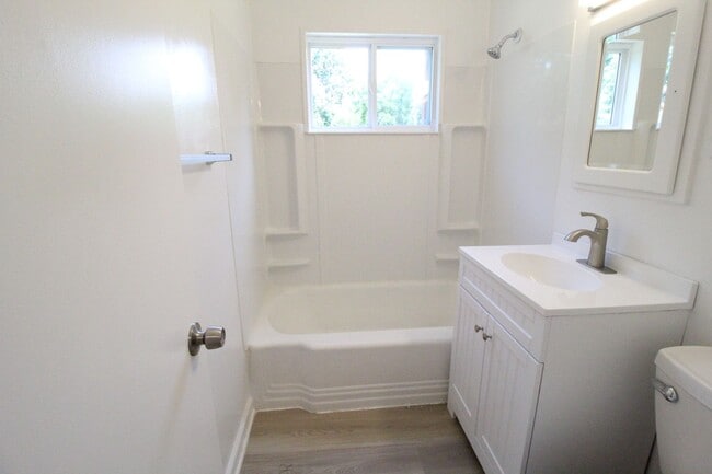 Building Photo - 2 Bedroom 1 Bath Near KU Med