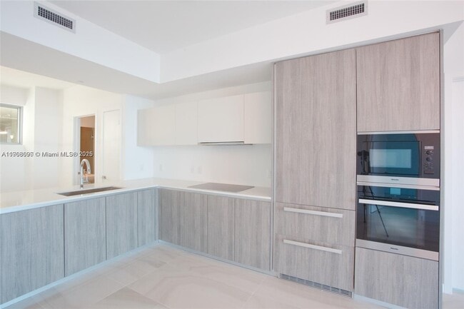 Building Photo - 2900 NE 7th Ave