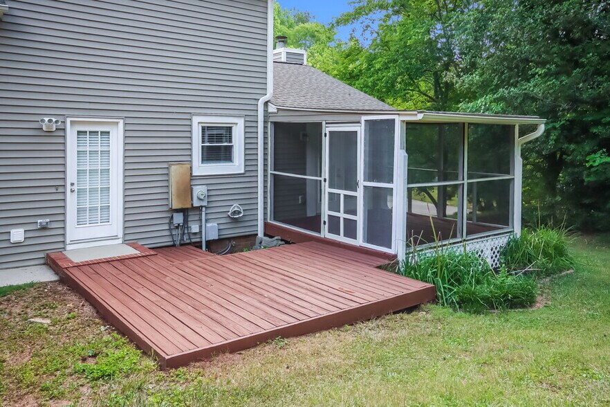 Building Photo - 917 Oakridge Dr