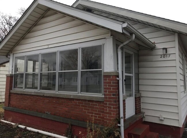 Building Photo - HOUSE...fenced in backyard