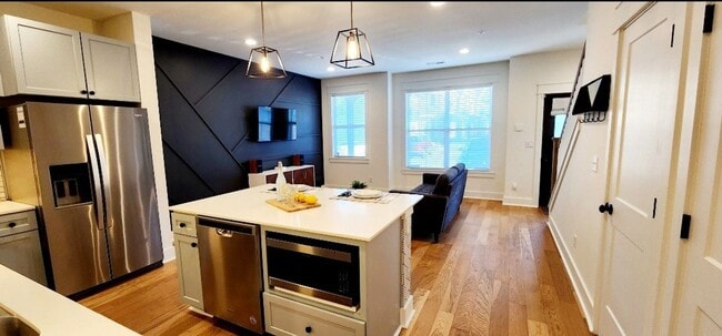 Building Photo - Modern 3-Bedroom Townhome with Pool Access Near Downtown Cookeville