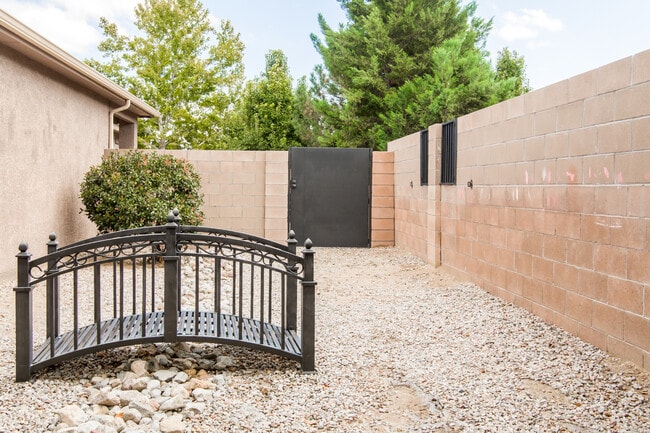 Building Photo - 9005 Rio Galisteo Pl NW