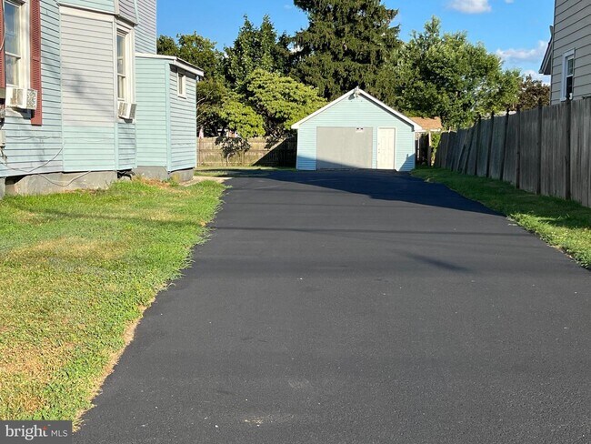 Building Photo - 5-507-AP5 Broadway