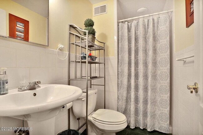 Building Photo - 909 Brookside Ave