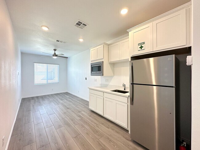 Building Photo - 8357 Aurora Rdg Ave