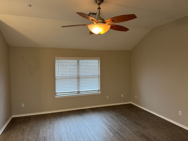 Building Photo - Charming 3 bedroom home with storm shelter in Norman! No carpet and a large pantry!