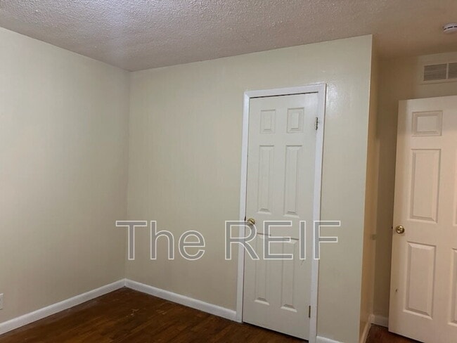 Building Photo - 1080 E Cornell Ave