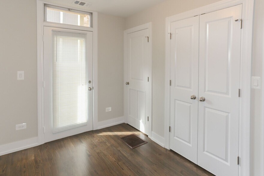 Building Photo - 3856 N Southport Ave