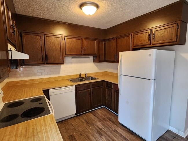 Building Photo - 408 Sheila St