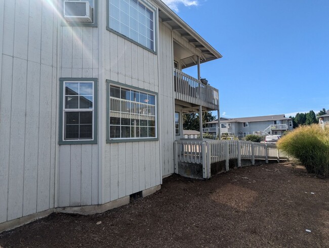 Building Photo - Great first floor 2bed/1 bath apartment