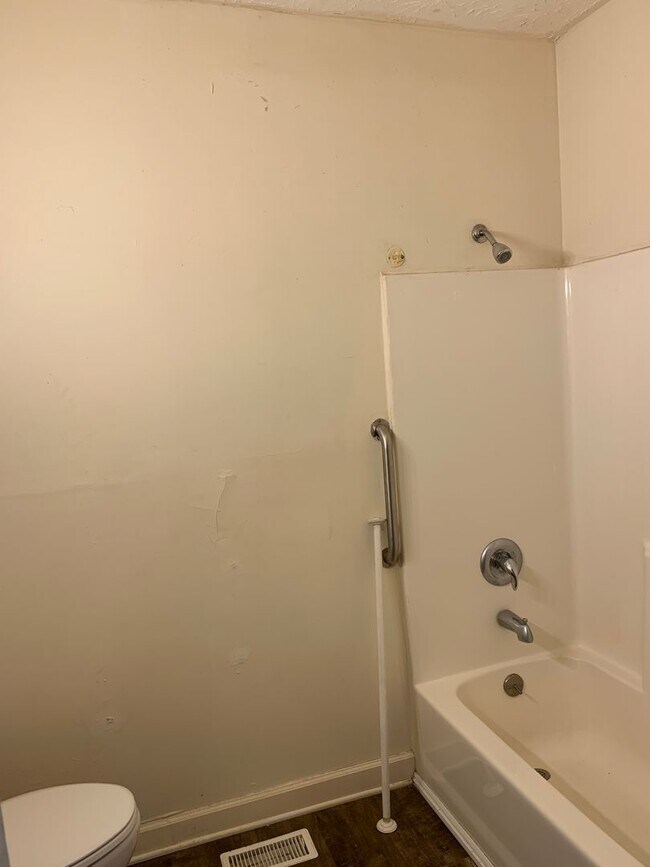 Building Photo - 404 Young St