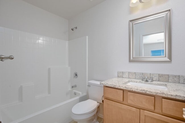 Building Photo - Unfurnished Full Time Apartment