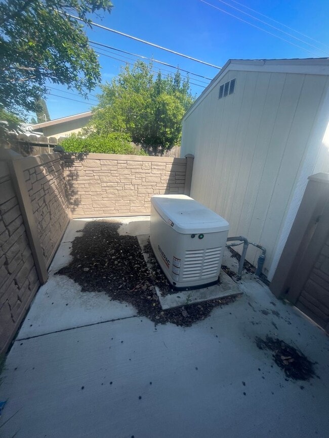 Building Photo - NICE OLDER HOME IN ESTABLISHED AREA