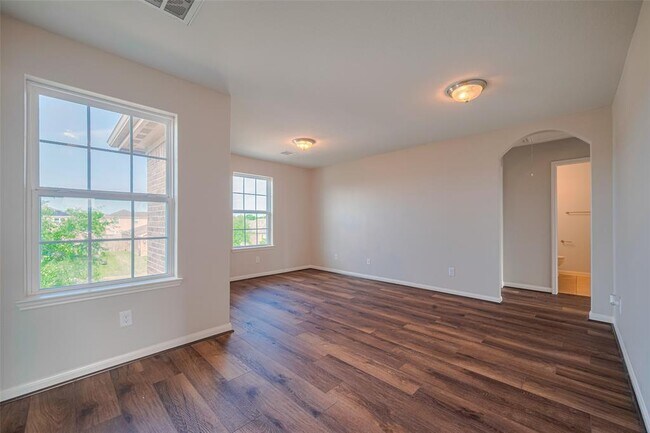 Building Photo - 5123 Oak Briar Ln