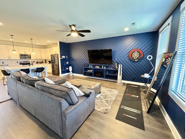 Building Photo - 2 Bed, 2.5 Bath Townhome with 2 Reserved Parking Spots