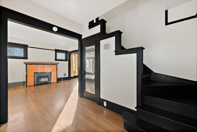Building Photo - Charming 2-Bed 2-Bath Tacoma Craftsman | S...