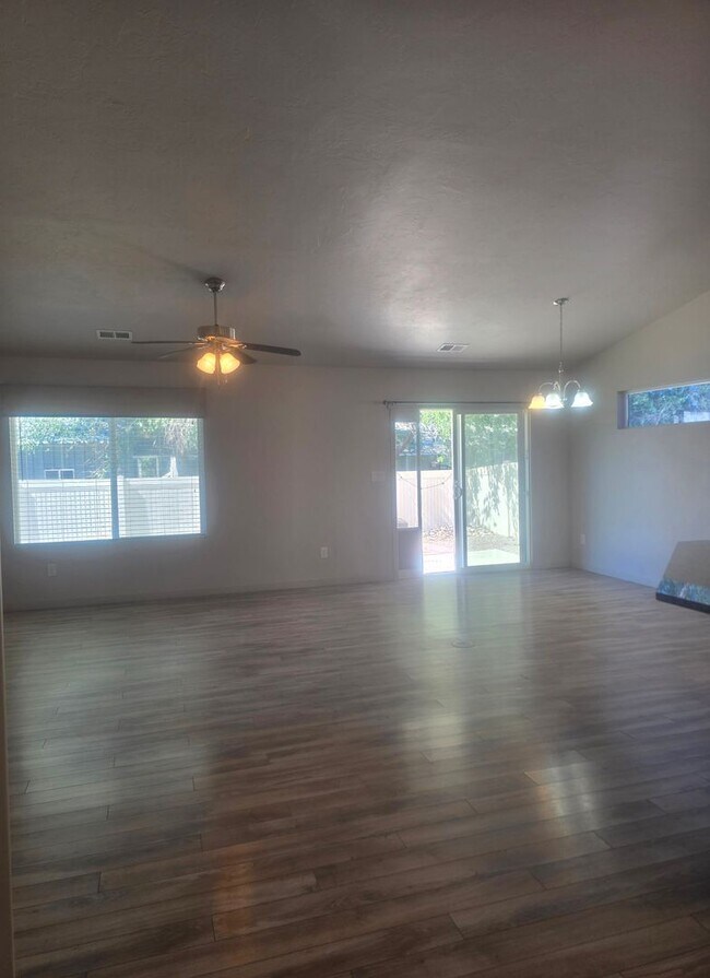 Building Photo - Beautiful home available now!