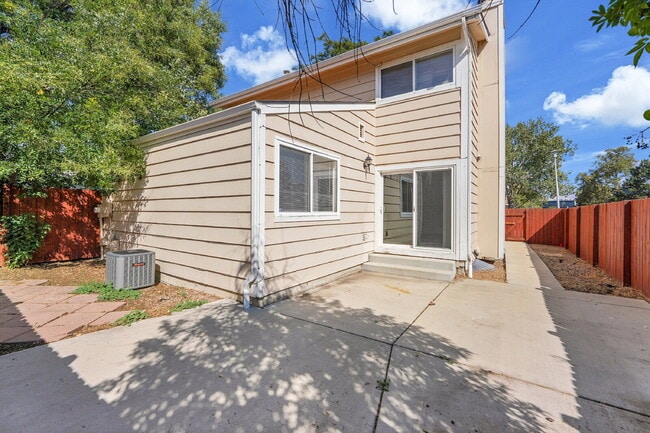 Building Photo - $2,200 - 3 Bed 3 Bath Home with 2 Primary ...