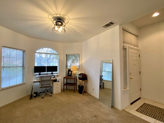 Building Photo - $2,450 Beautiful 3 Bedroom Home In  The Qu...
