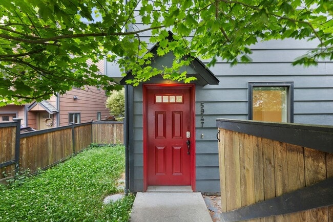 Building Photo - West Seattle - Large Bright 2 Bedroom 1.75 bath Delridge Townhouse