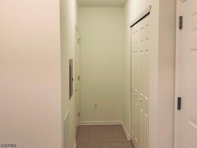 Building Photo - 1210 Hamilton Dr